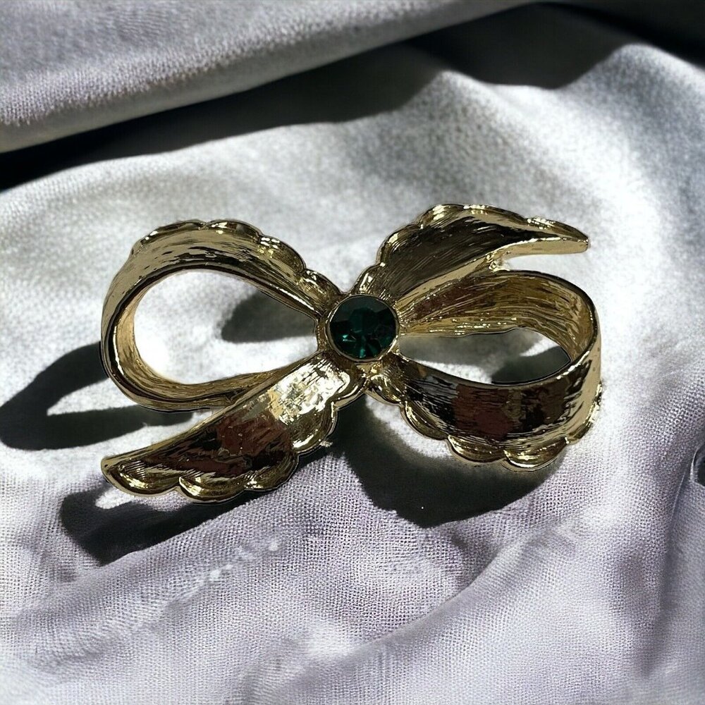 GERRY'S GREEN RHINESTONE GOLD TONE TIED BOW RIBBON CLASSIC‎ BROOCH PIN VINTAGE